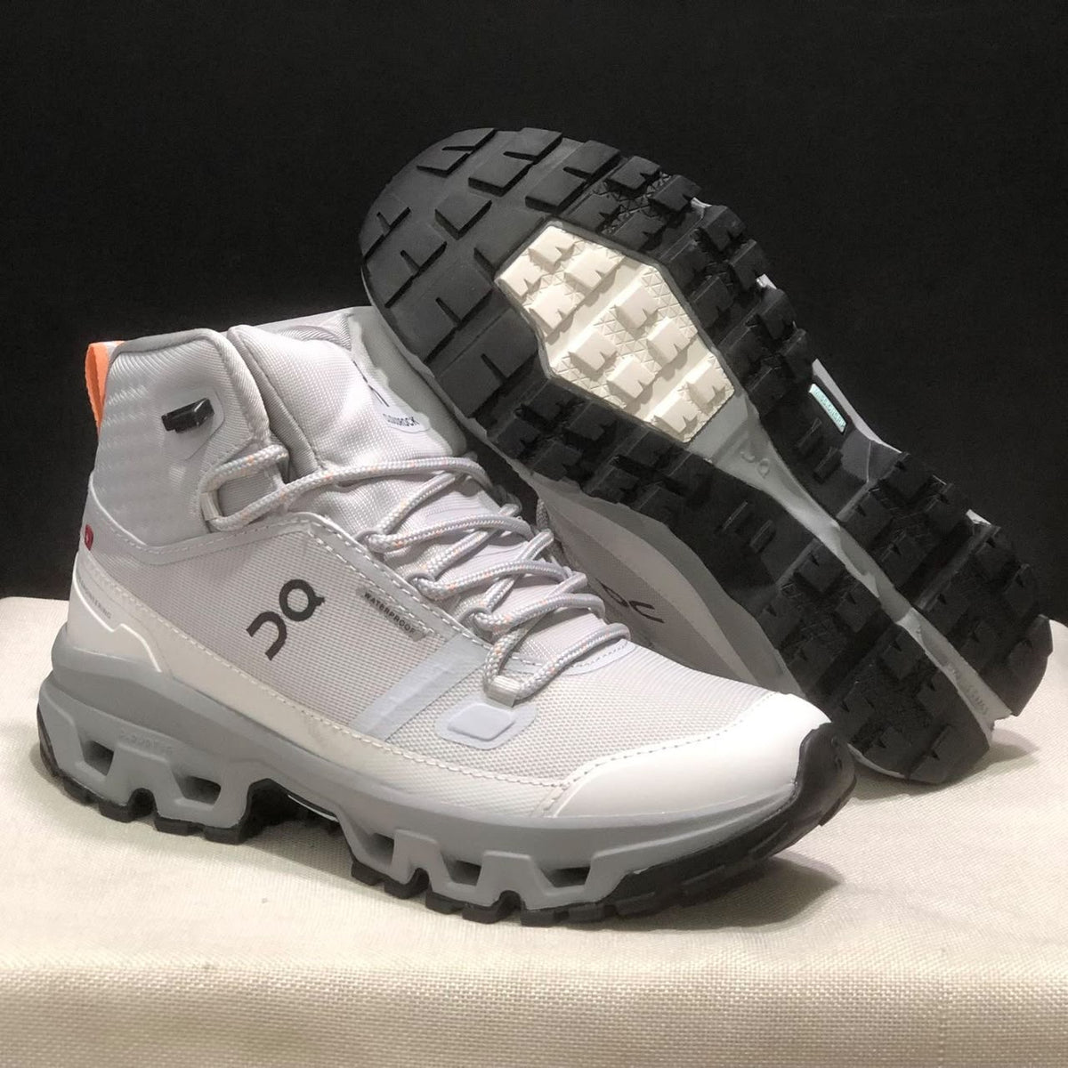 On Cloudrock 2 Waterproof - Branco/Laranja