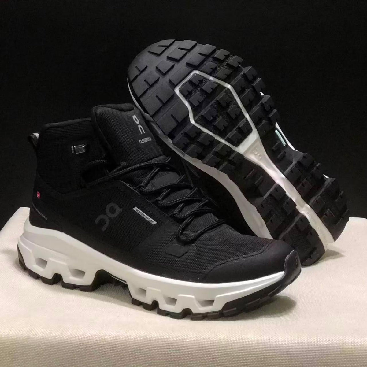 On Cloudrock 2 Waterproof - Preto/Branco