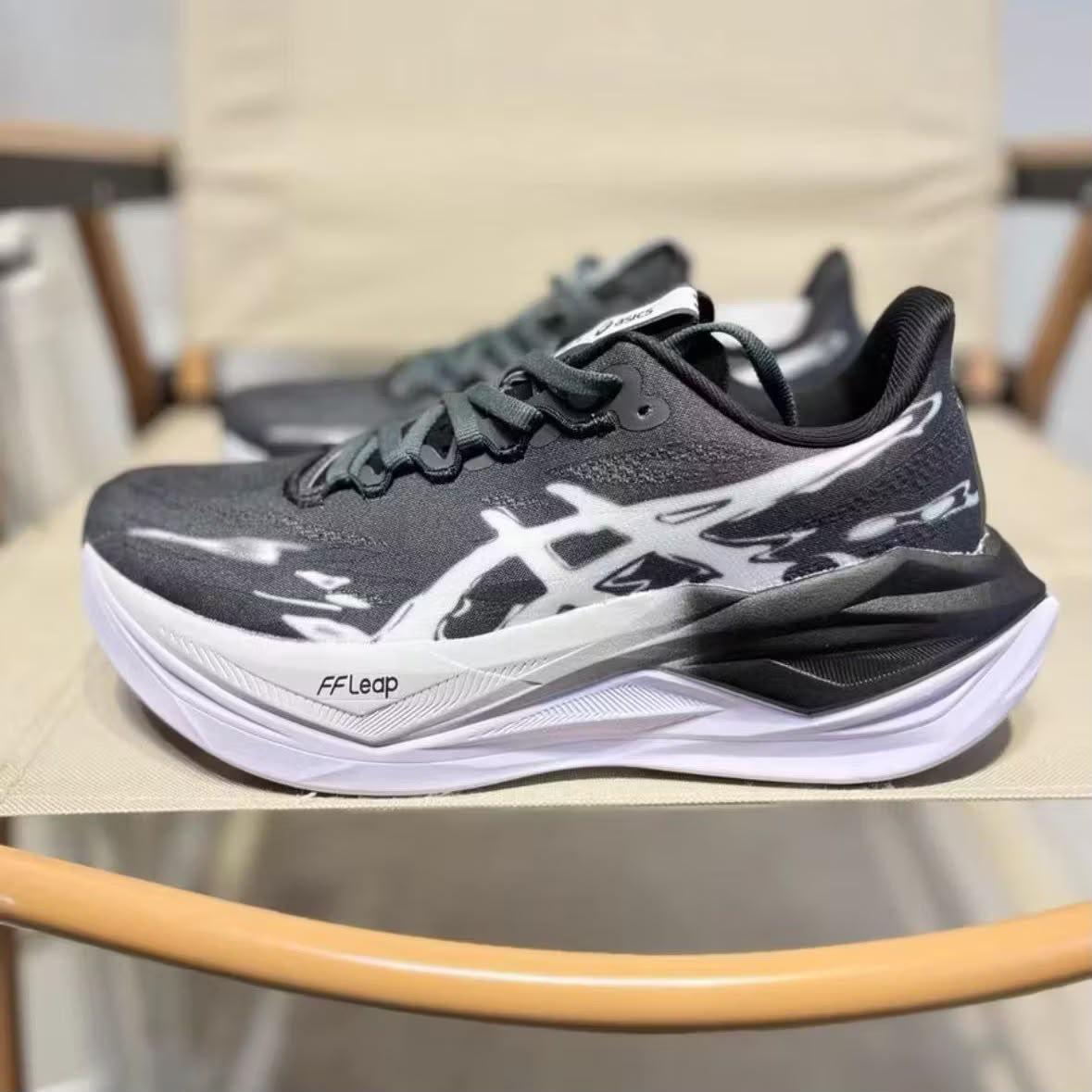 Tênis ASICS Novablast 5