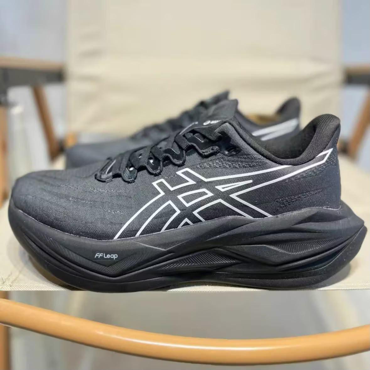 Tênis ASICS Novablast 5